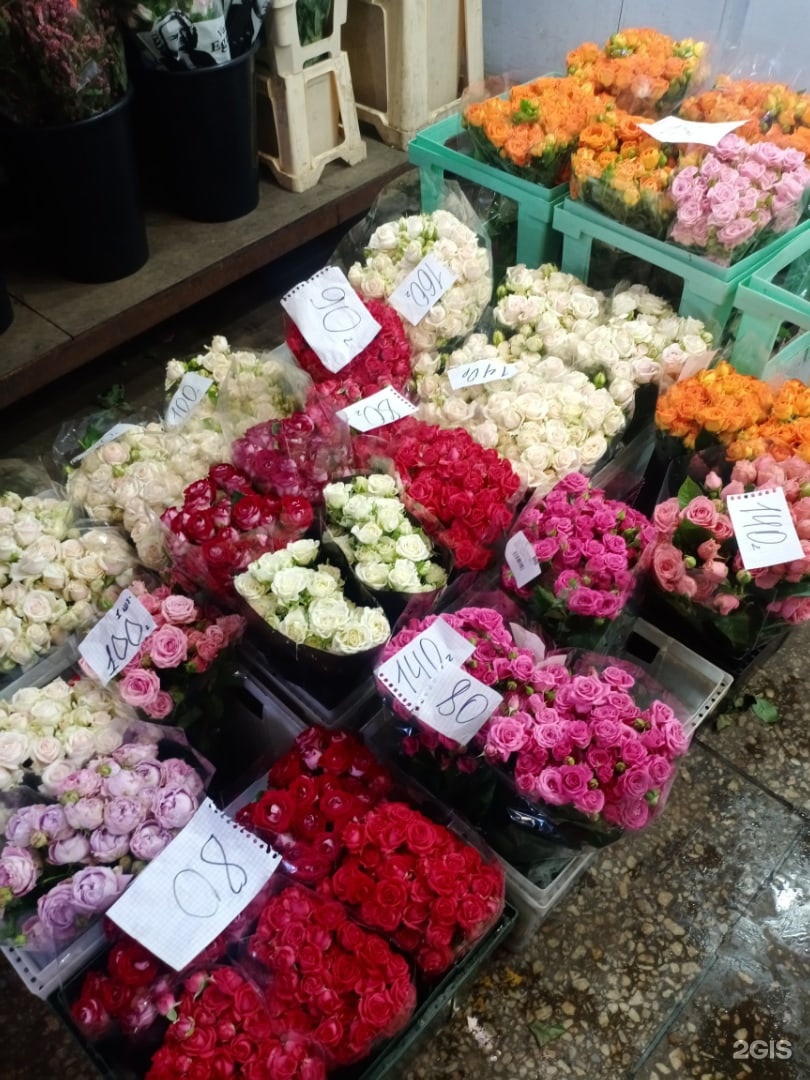 Купить розы в москве с доставкой дешево. Рижский рынок цветы. Рижский рынок кустовые розы.
